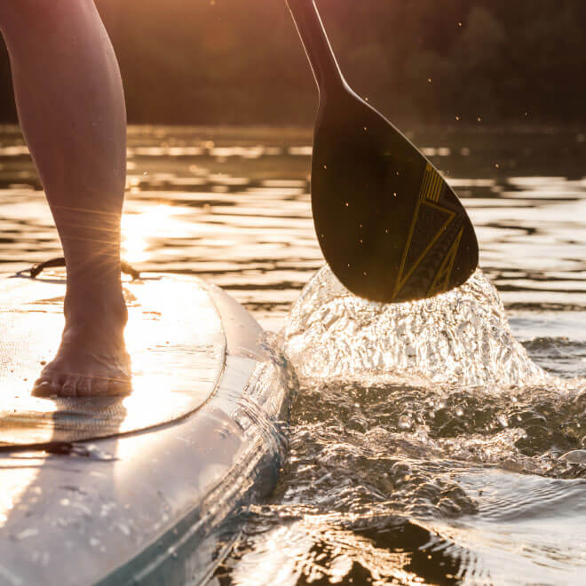 Süsel Seeparx - standup paddling, Ausschnitt Bord, Fuß und Paddel