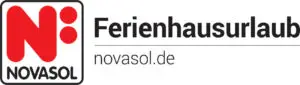 Das Logo der NOVASOL Ferienhausvermietung besteht aus einem großen roten N mit einem Doppelpunkt hinter dem N und darunter in schwarzer Schrift NOVASOL