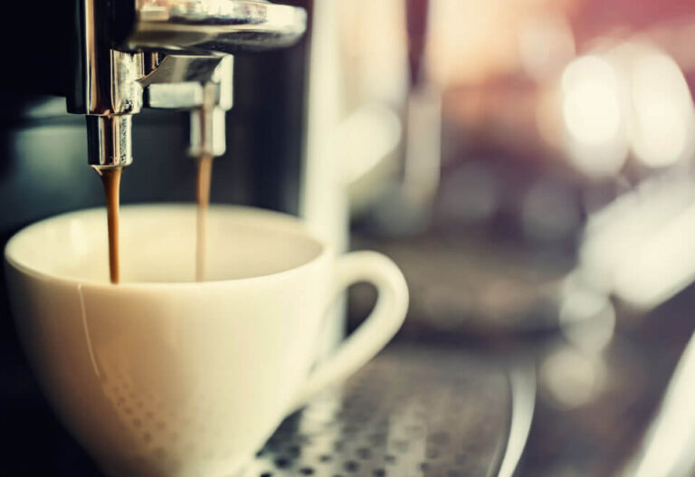 Kaffeetasse wird aus einem Vollautomat mit Kaffee befüllt