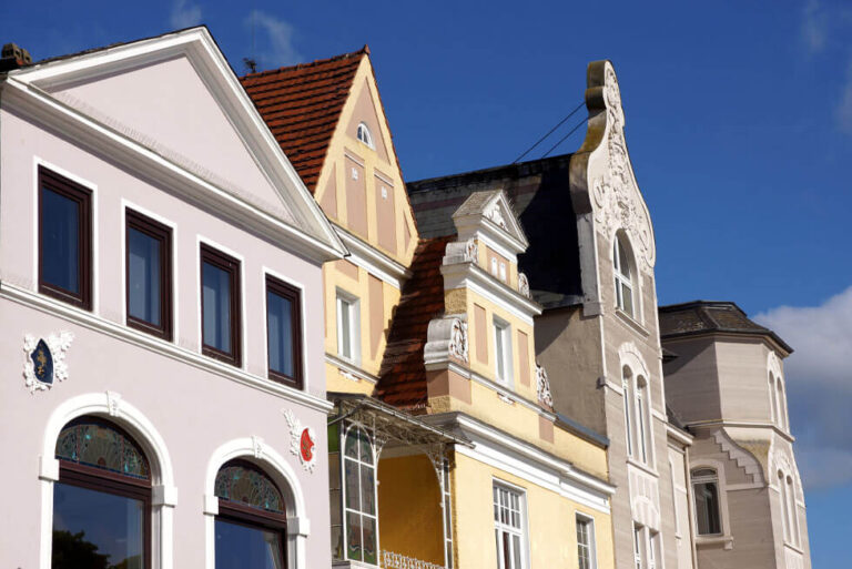 Eutin Häuserzeile - Blick auf drei klassizistischen Giebel mit floralem Putzschmuck