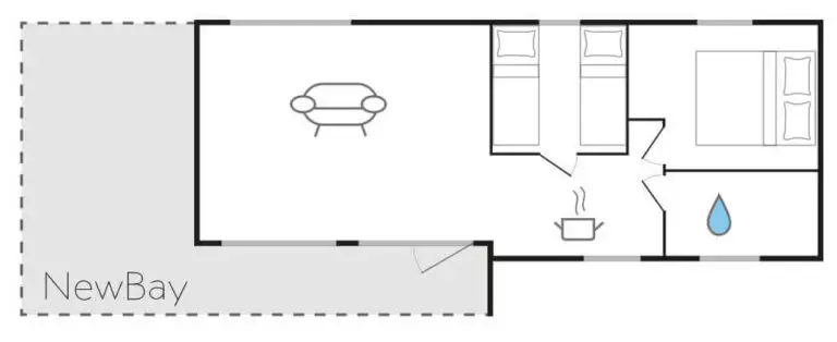 Süsel Seeparx - Chalet Grundriss NewBay mit einem Wohnzimmer links, rechts daneben ein Schlafzimmer, darunter die offene Küche, rechts daneben ein zweites Schlafzimmer und darunter das Bad