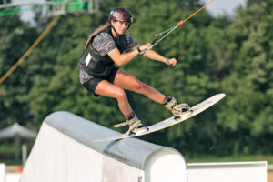 Süsel Seeparx - Wakeboarderin slidet über ein Feature