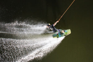 Süsel Seeparx Wakeboard Park - Wakeboarder fährt im Dunkeln angeleuchtet von Spotz