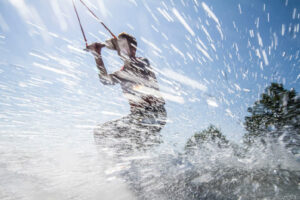 Süsel Seeparx Wakeboard Park - Wakebaorder im spritzenden Wasser