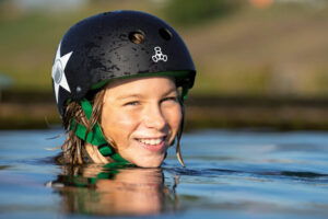 Süsel Seeparx Kinderkopf mit Helm im ragt aus dem Seewasser