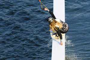 Süsel Seeparx - Wakeboarderin slided über ein Hindernis, Vogelperspektive