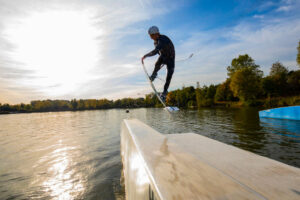 Süsel Seeparx Wakeboard Park - Wakeboarder springt über ein Hindernis
