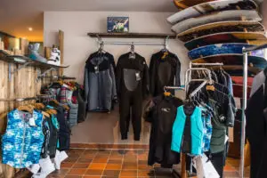 Süsel Seeparx Wakeboard Store Auslage mit Schutzwesten, Neoprenanzügen, Wakeboards und Schuhe