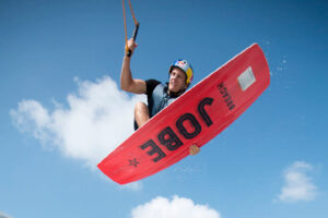Süsel Seeparx - Wakeboarder in der Luft vor blauem Himmel und Wolken