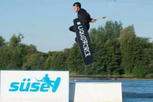Süsel Seeparx - Wakeboarder nach dem Absprung in der Luft