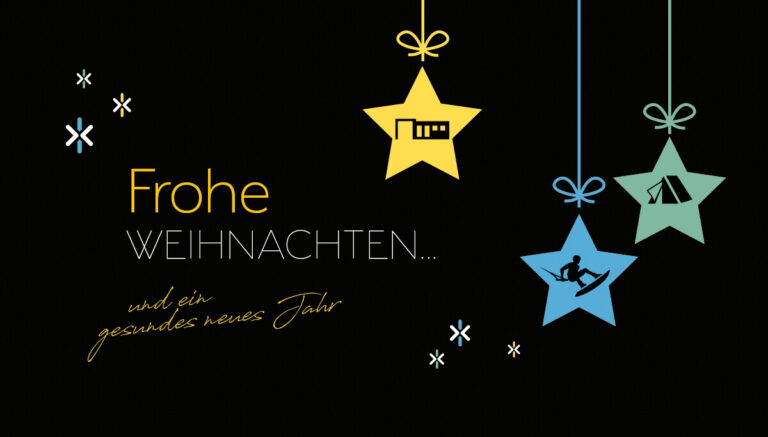 Schriftzug "Frohe Weihnachten und ein gesundes neues Jahr" mit 3 Sternen in den Logofarben mit den drei Logosignets darin: Ferienhäuser, Camping-Zelt und Wakeboarder
