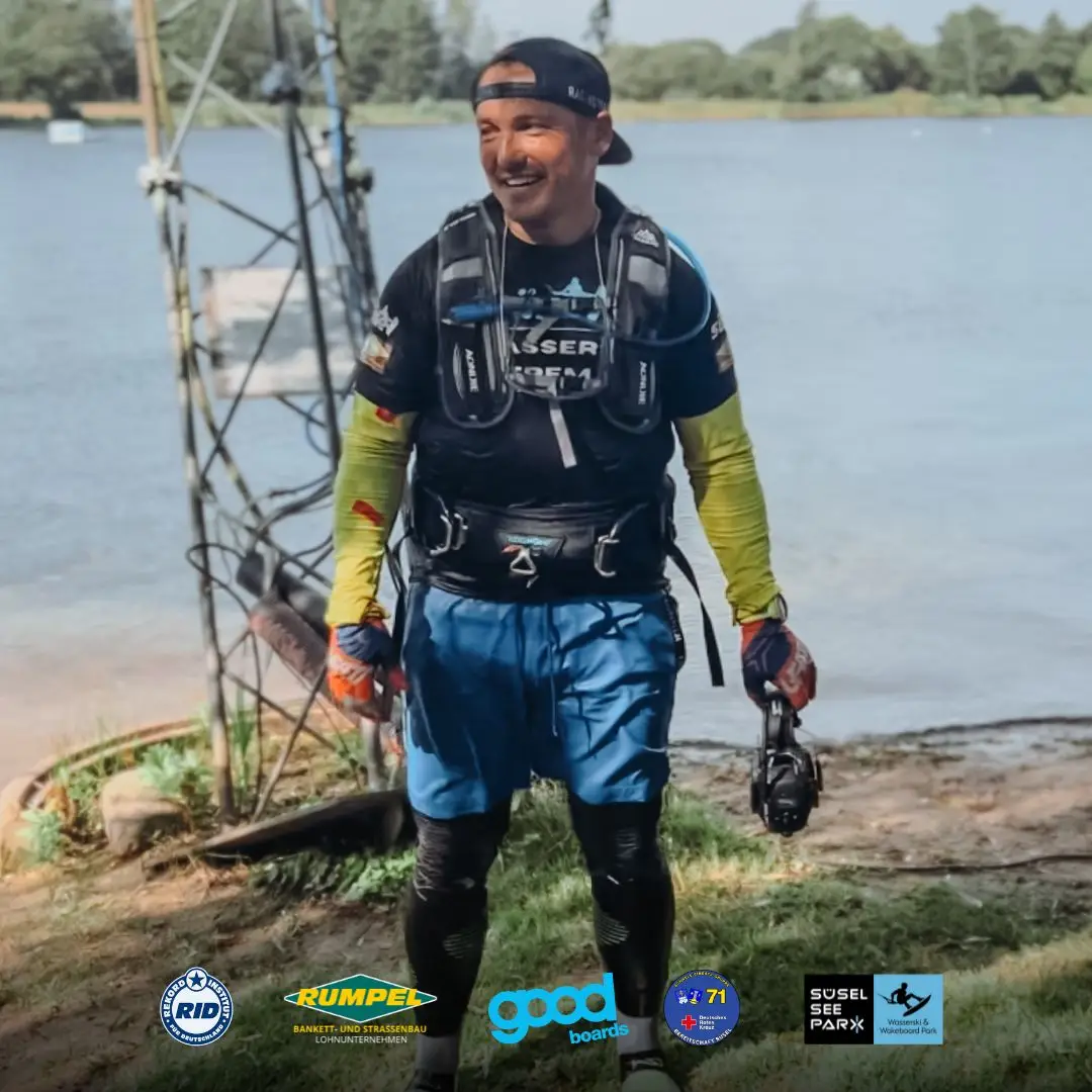 Mehr über den Artikel erfahren Weltrekordversuch von Matthias Rumpel – 16 Stunden Wasserski-Marathon