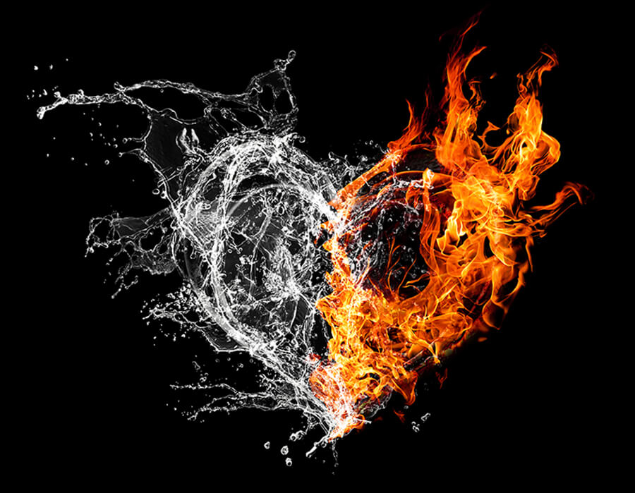 Ein Herz zur Hälfte aus spritzendem Wasser und loderndem Feuer